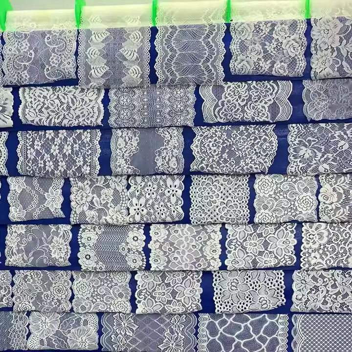 Il pizzo elastico morbido è parte integrante della biancheria intima femminile