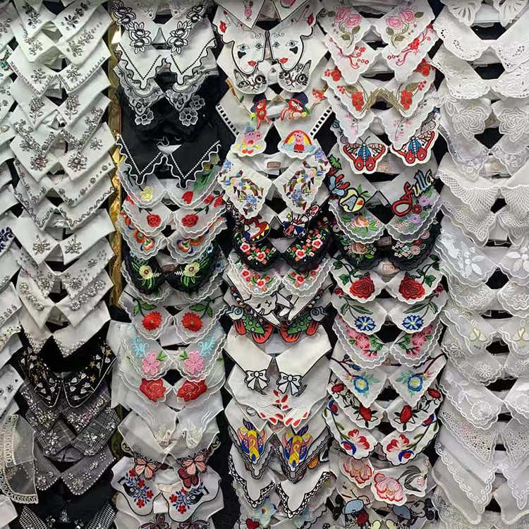 Come può un colletto di pizzo finto trasformare gli outfit di tutti i giorni?