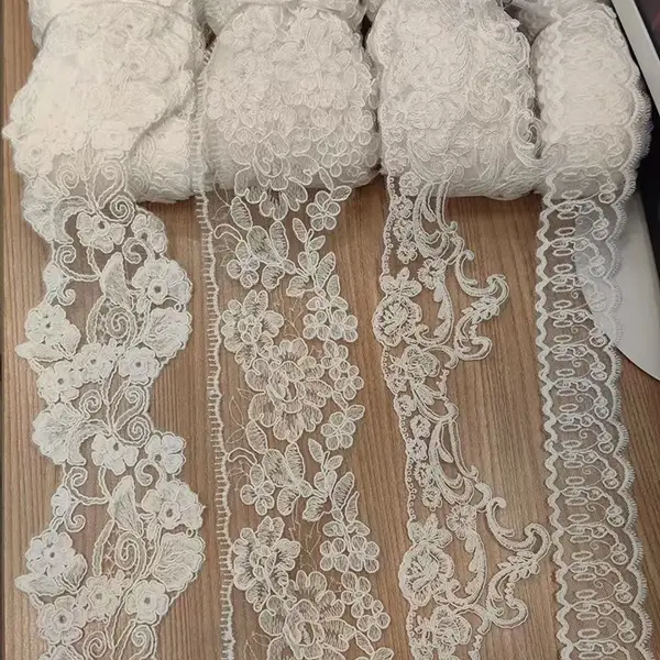 Pizzo ricamato in mesh alla moda e squisito per l'abbigliamento da donna