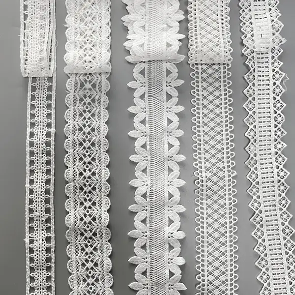 Accessori di abbigliamento in pizzo ricamato in seta bianca alla moda