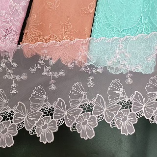 Taglio di pizzo in mesh ricamato