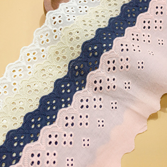 Cotone bianco floreale con bordo ondulato in pizzo